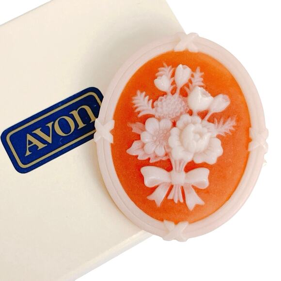 Giftable Vintage Avon Signed Floral Cameo Brooch Pin 1970s Resin Jewelry w Box - Picture 1 of 10